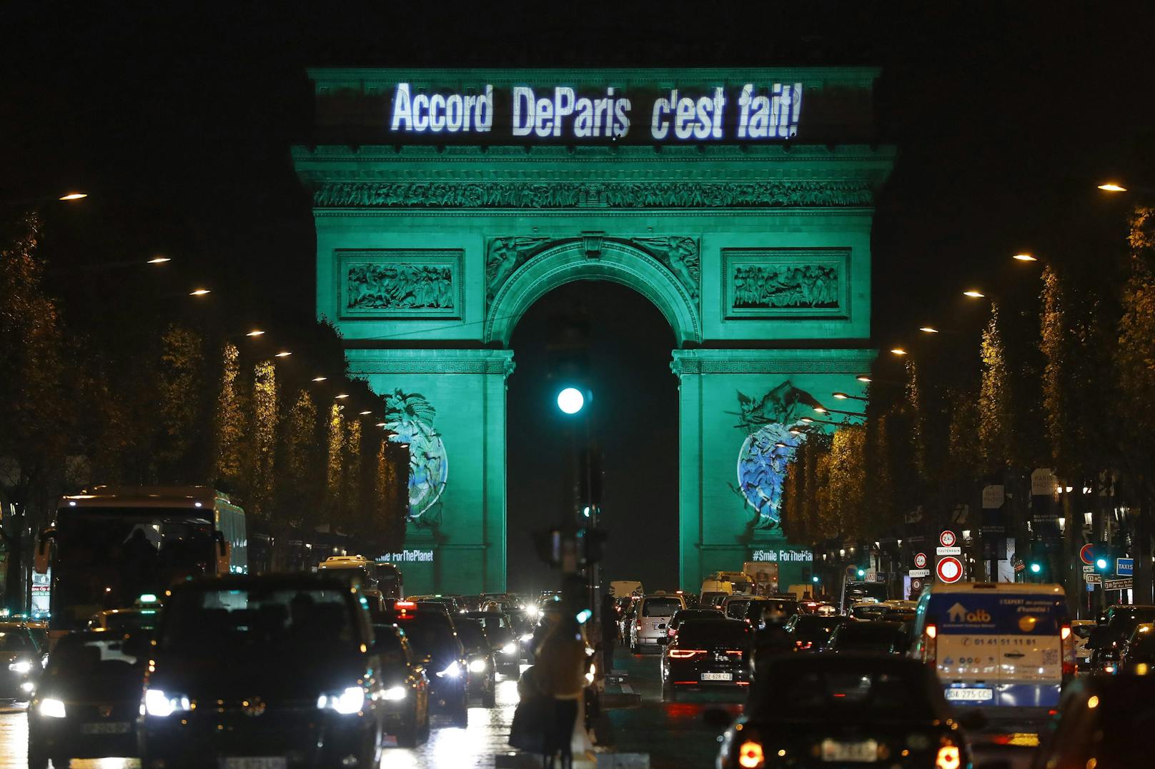 Dieses am 4. November 2016 aufgenommene Foto zeigt den Pariser&nbsp;Triumphbogen. Er ist mit den Worten "Das Pariser Abkommen ist abgeschlossen" beleuchtet, um den ersten Tag der Anwendung des Pariser COP21-Klimaabkommens zu feiern.<br>