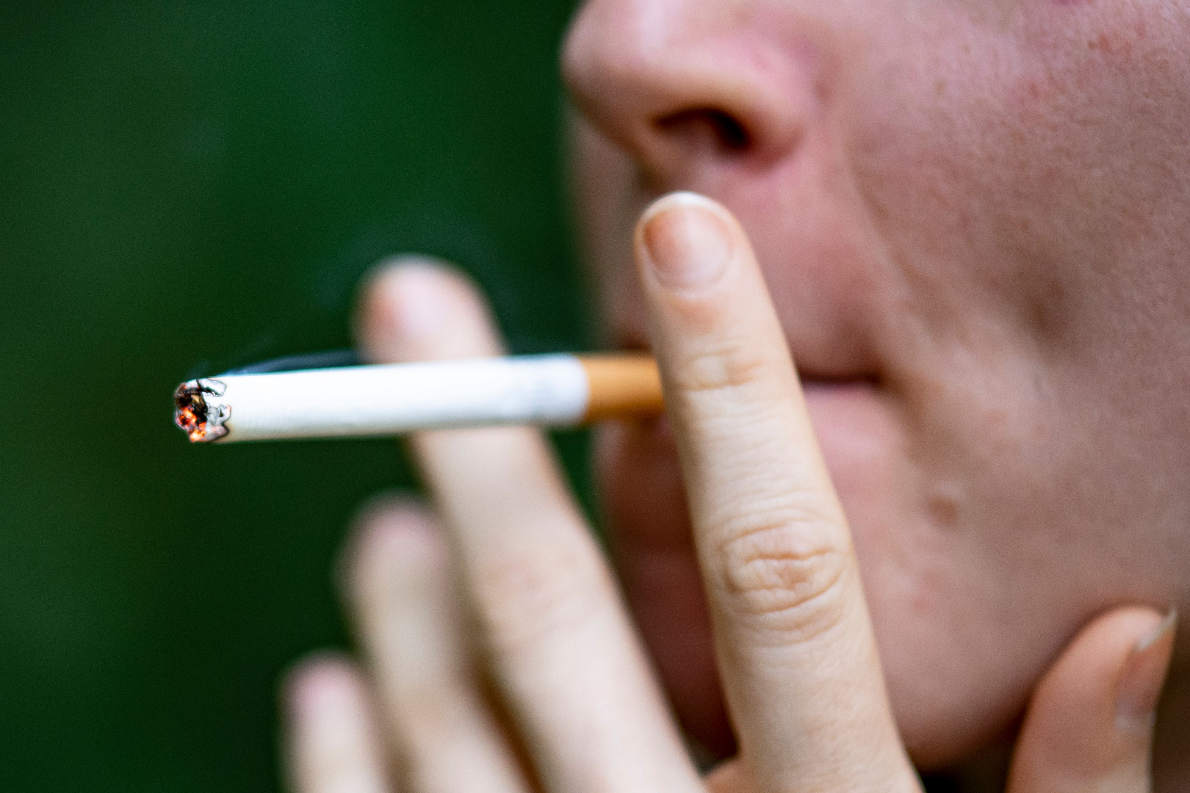 Download von www.picturedesk.com am 19.09.2021 (15:46).  24 July 2021, Berlin: A woman takes a drag on a cigarette. Addicts have been hit particularly hard by the restrictions of the Corona Lockdown over the past year and a half. Photo: Fabian Sommer/dpa - 20210724_PD29961 - Rechteinfo: Rights Managed (RM)