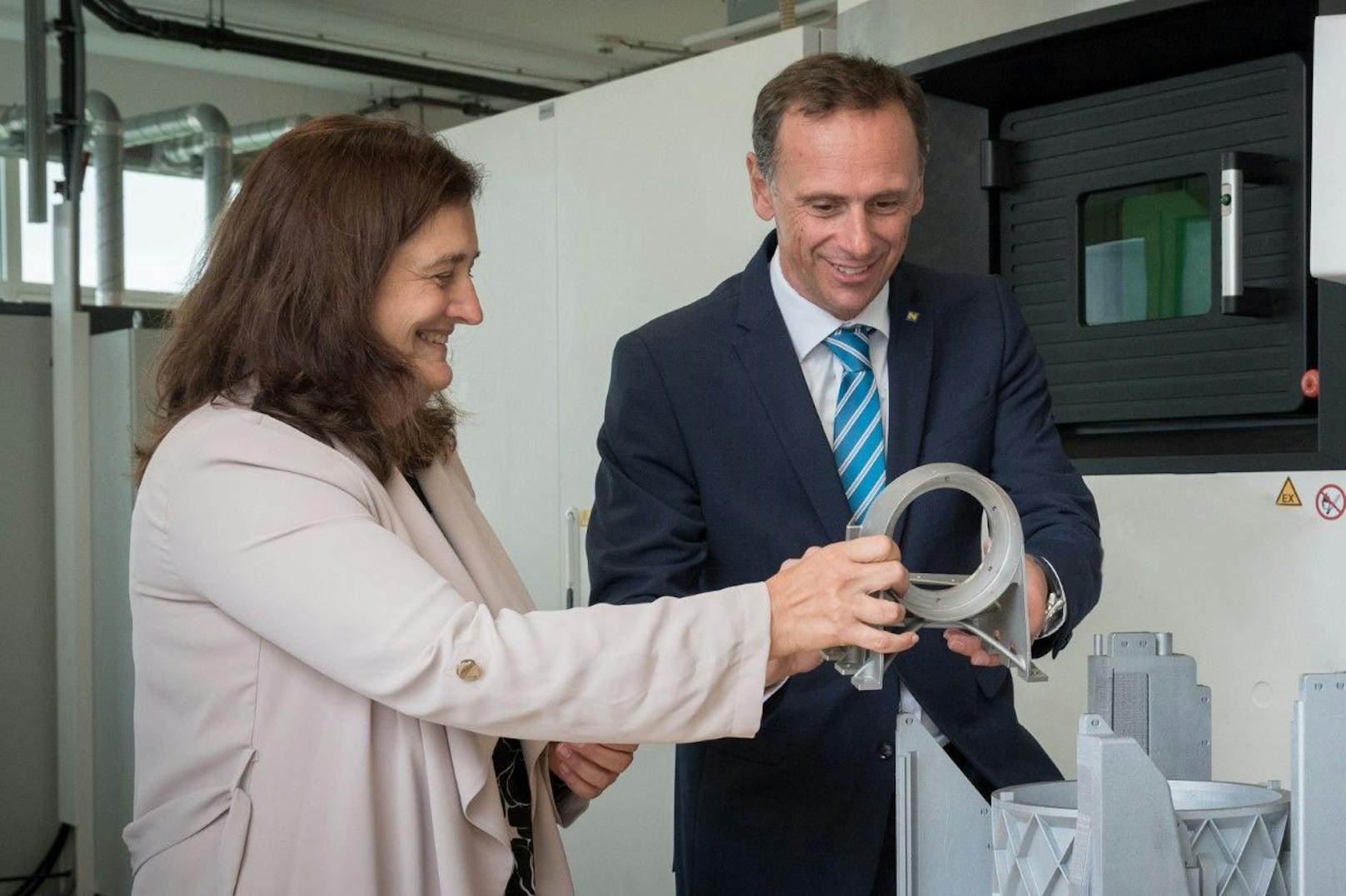 Kerstin Koren, Leiterin der Wirtschaftsabteilung des Landes NÖ und Landesrat Jochen Danninger bei einem 3D-Drucker in Wiener Neustadt