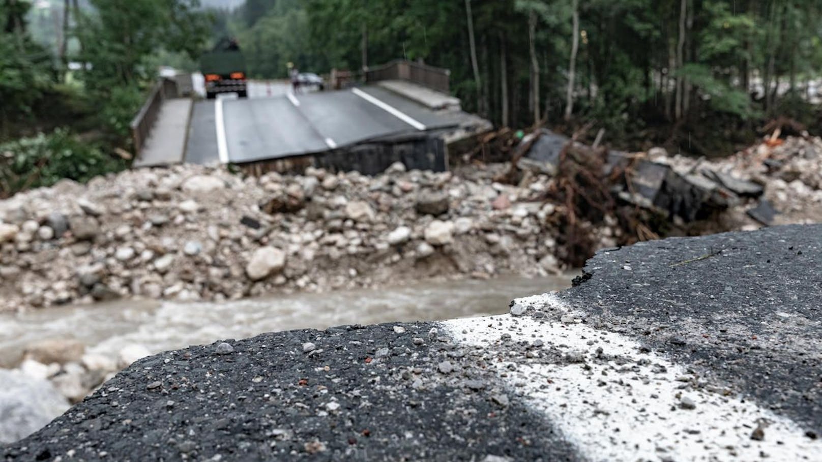 Die Versiegelung der Böden wird in Österreich zunehmend zu einem großen Problem. Betonflächen können kein Wasser aufnehmen. Die Gefahr von Bergstürzen, Muren und Überschwemmungen steigt. Im Bild: Tennengau, Salzburg.<br>