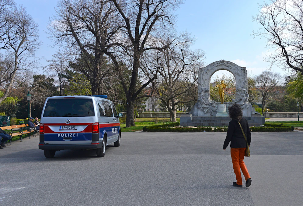 Das Trio soll den 20-Jährigen im Wiener Stadtpark überfallen haben.