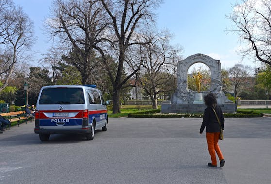 Das Trio soll den 20-Jährigen im Wiener Stadtpark überfallen haben.