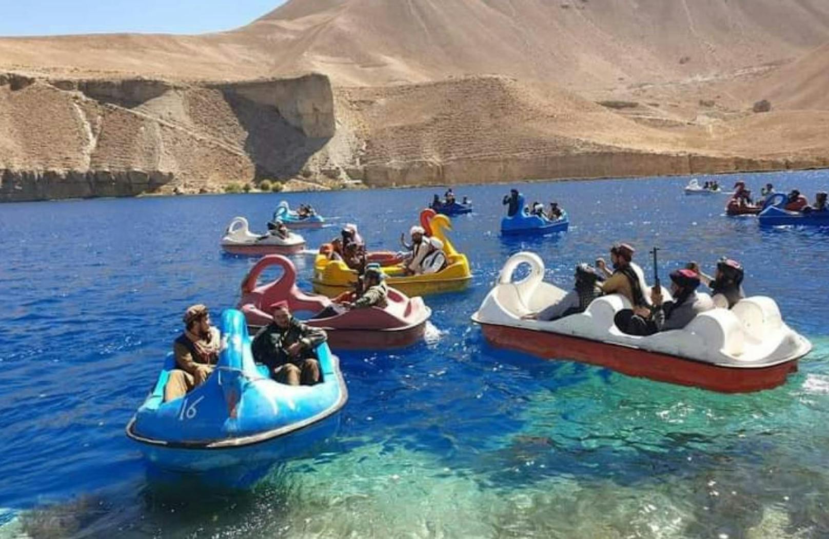 Seit Samstag kursieren im Internet Videos von Taliban, wie sie sich in einem Nationalpark auf Tretbooten vergnügen.
