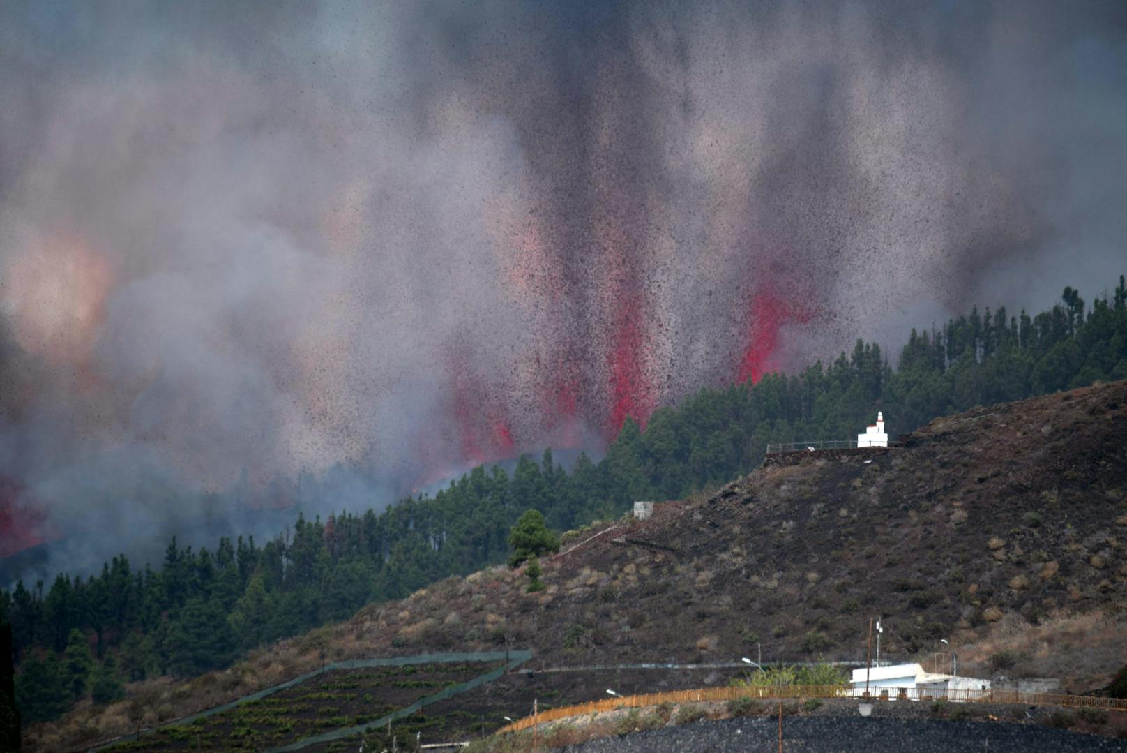 Lava und Rauch sind nach dem Ausbruch eines Vulkans im Nationalpark Cumbre Vieja bei El Paso auf der Kanareninsel La Palma zu sehen.