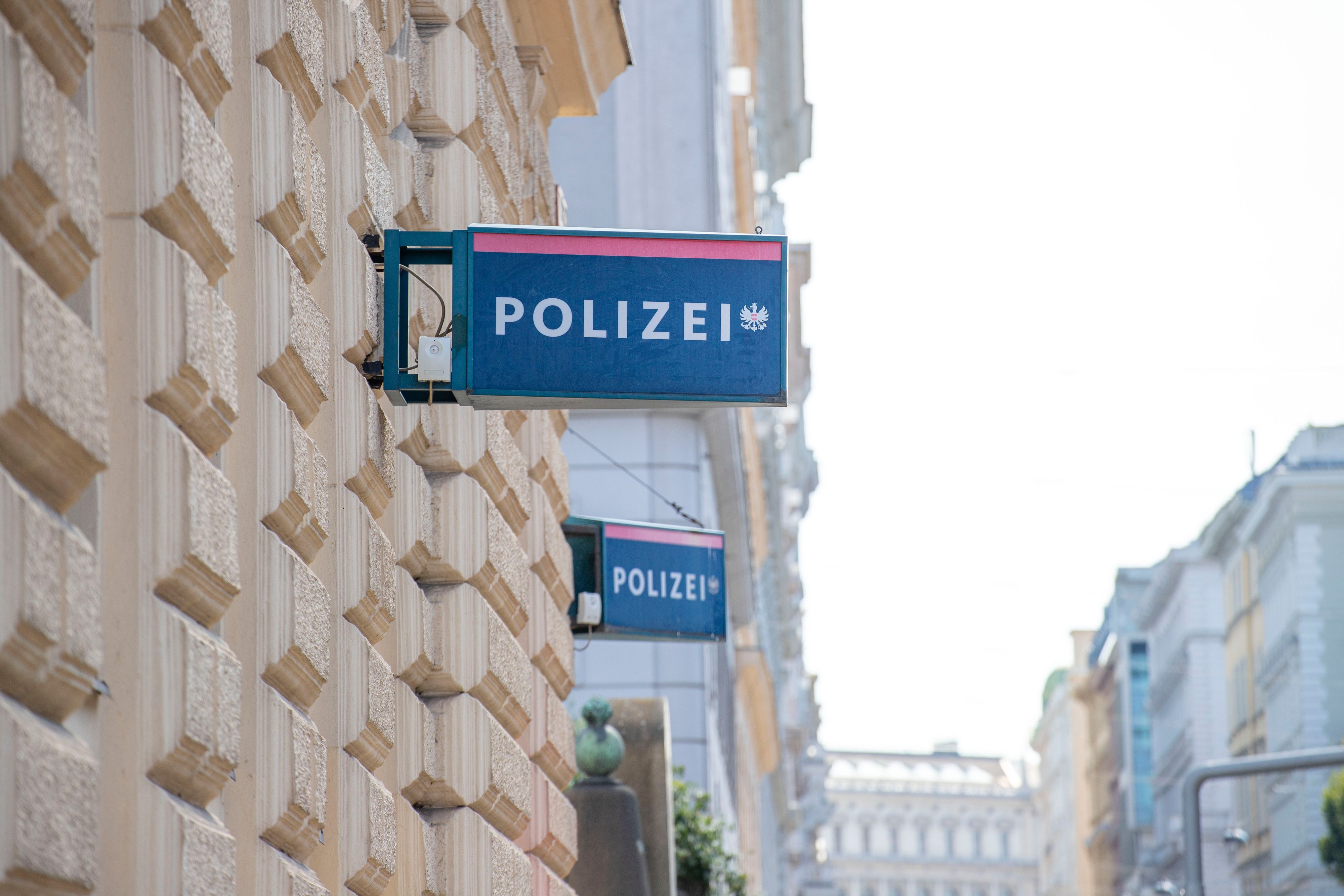 Download von www.picturedesk.com am 19.09.2021 (17:07).  Polizeistation ,, Innere Stadt". Im Bild: Außensansicht mit Bild, Logo und Schriftzug ,, POLIZEI ". Wien, Österreich. 27.07.2021 // Police Station ,,Innere Stadt " in Vienna, Austria. Picture: Outside view of the building and police sign. Vienna, Austria. July 27th, 2021 - 20210727_PD34184 - Rechteinfo: Rights Managed (RM)