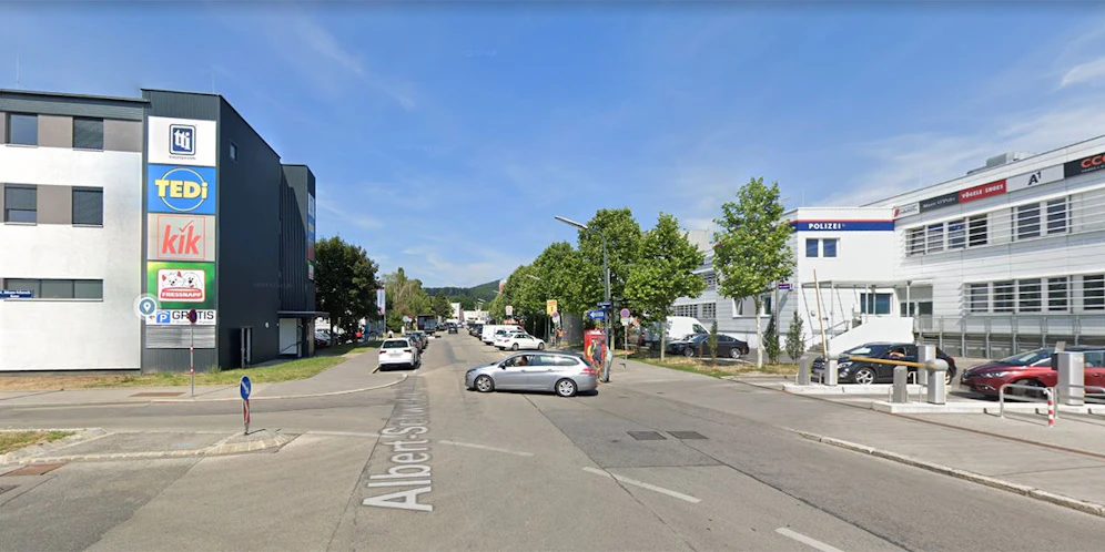 Der schwer betrunkene Mann wurde trotz heftiger Gegenwehr in der Albert-Schweitzer-Gasse festgenommen.