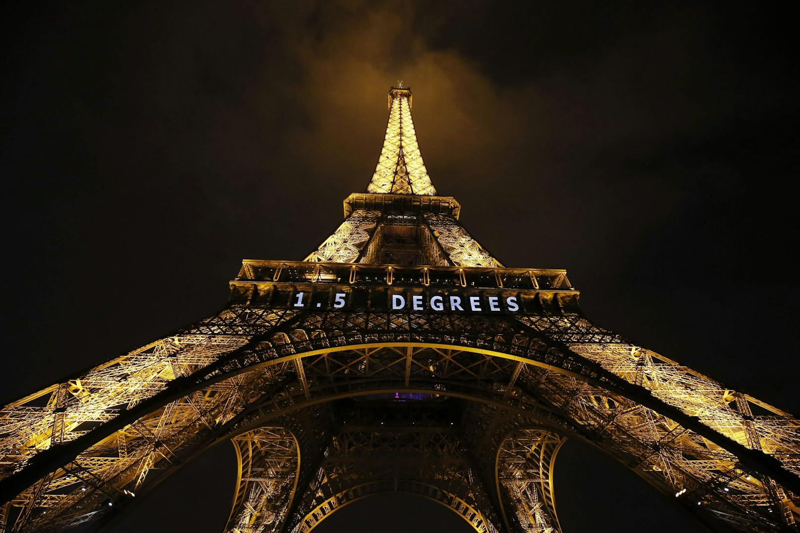 Der Pariser Eiffelturm zeigt im Dezember 2015 den Schriftzug "1,5 Grad" während die COP21-Klimakonferenz der Vereinten Nationen in Le Bourget am Stadtrand von Paris stattfindet.