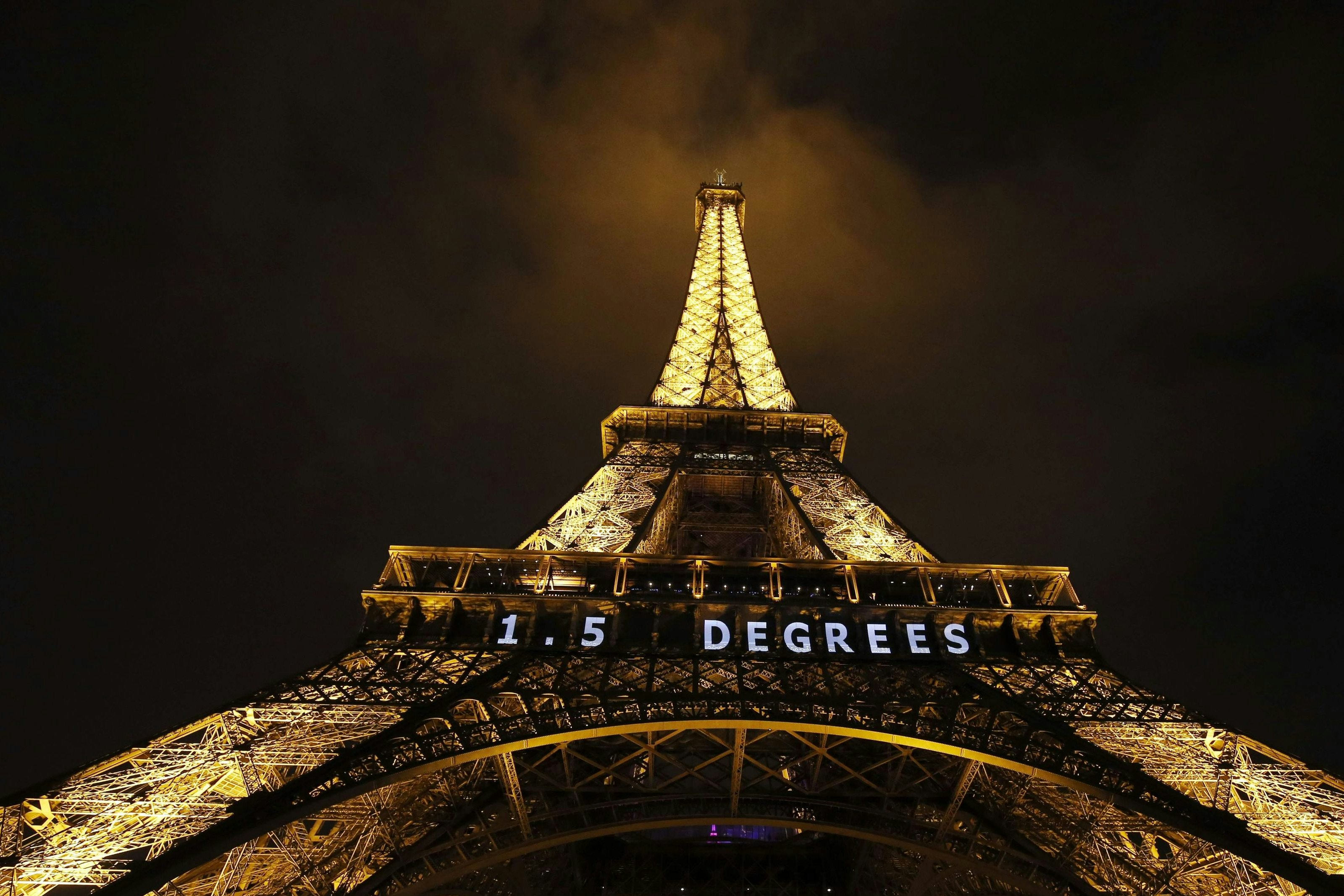 Download von www.picturedesk.com am 19.09.2021 (17:06).  (FILES) This file photo taken on December 11, 2015 shows "1.5 Degrees" in white neon lighting on the Eiffel Tower in the French capital, as the COP21 United Nations Climate Change Conference takes place at Le Bourget, on the outskirts of Paris The COP23 United Nations climate conference will start in Bonn on November 6, 2017. / AFP PHOTO / PATRICK KOVARIK - 20151211_PD15226 - Rechteinfo: Rights Managed (RM) Nur für redaktionelle Nutzung! Werbliche Nutzung erfordert Freigabe: bitte schicken Sie uns eine Anfrage.