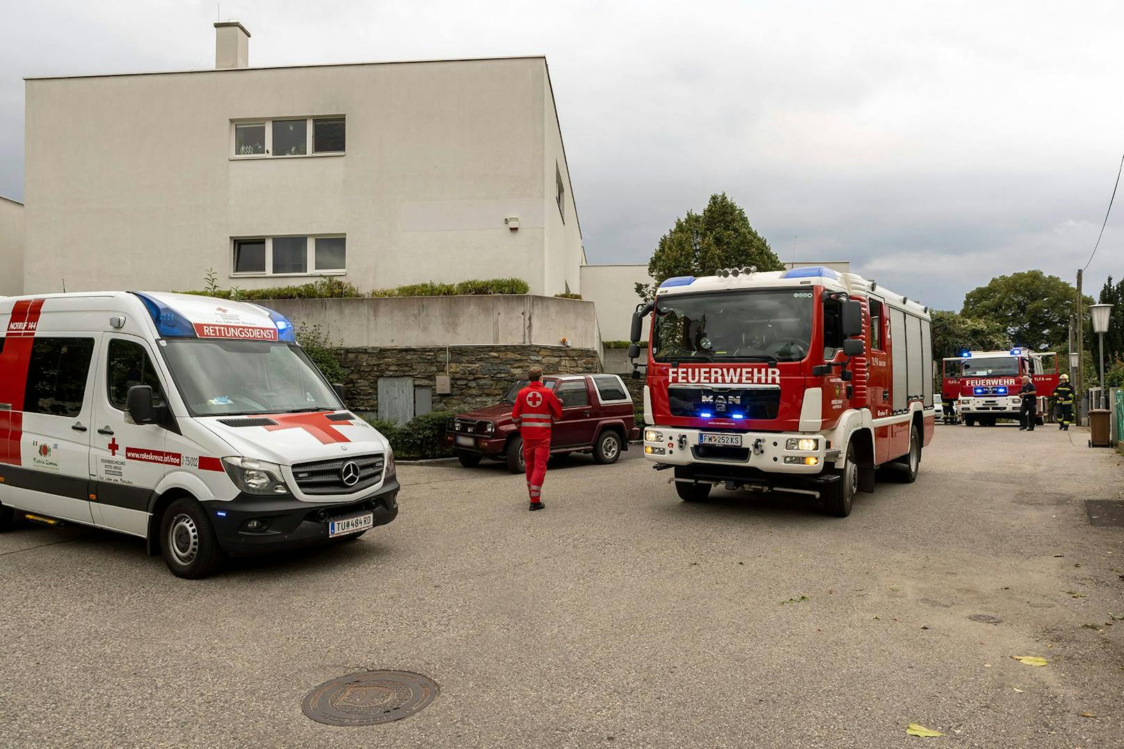 Brand in Krems: Feuerwehr und Rettung im Einsatz