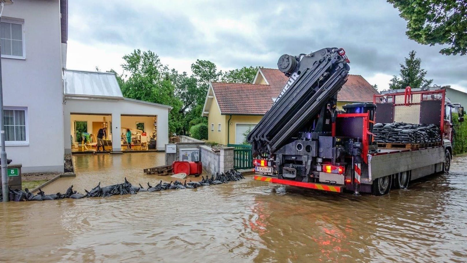 Hochwasserereignisse nehmen in Zeiten der globalen Klimakrise weiter zu. Die Feuerwehr ist in den letzten Jahren im Sommer im Dauereinsatz, wie hier im Bild in Wimpassing an der Pielach.