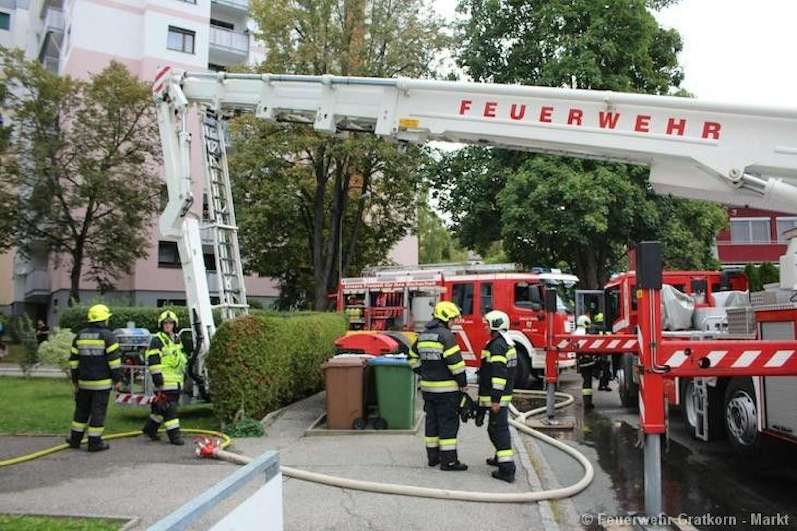 Die Freiwillige Feuerwehr Gratkorn war mit vier Fahrzeugen und 20 Kräften, die Freiwillige Feuerwehr Gratwein mit zwei Fahrzeugen und zehn Kräften ...