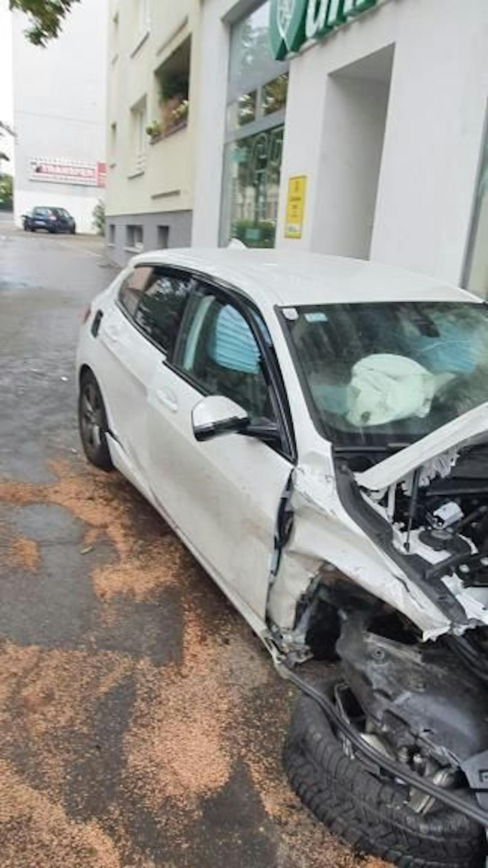 Der weiße BMW erlitt einen Totalschaden 