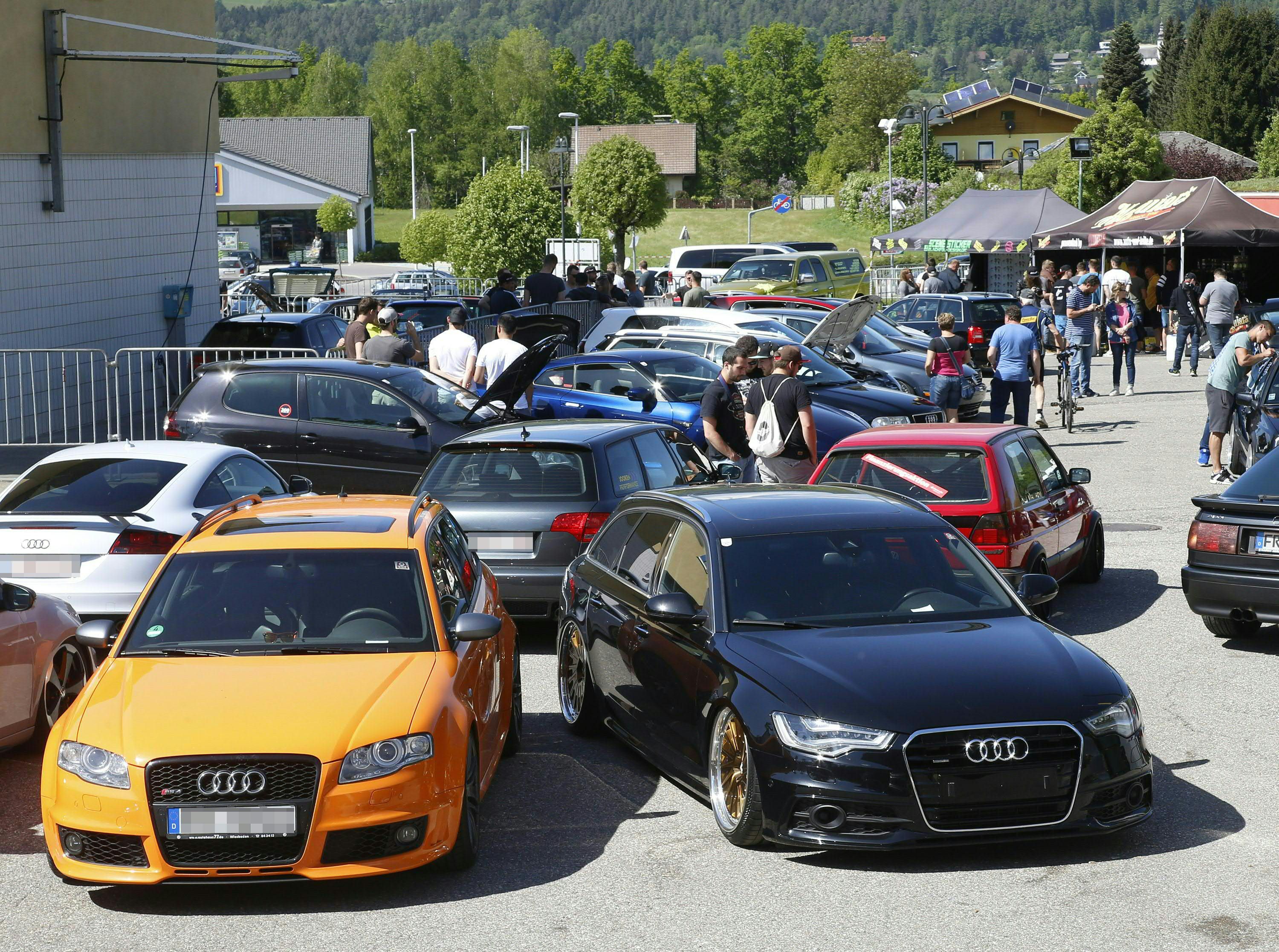 Download von www.picturedesk.com am 19.09.2021 (13:41).  ABD0030_20180430 - SELPRITSCH BEI VELDEN - ÖSTERREICH: ZU APA0106 VOM 30.4.2018 - Das Wochenende in Kärnten war zumindest im Bereich Faaker See - Velden - Wörthersee massiv vom GTI-Vortreffen - das eigentliche Event ist erst nächste Woche - beeinträchtigt. Bei der Polizei gingen zahlreiche Anrainerbeschwerden wegen Lärmbelästigung ein, es kam zu vielen Staus. Im Bild: GTI-Vortreffen aufgenommen, am Montag, 30. April 2018, in Selpritsch bei Velden. - FOTO: APA/GERT EGGENBERGER - 20180430_PD2693 - Rechteinfo: Rights Managed (RM)