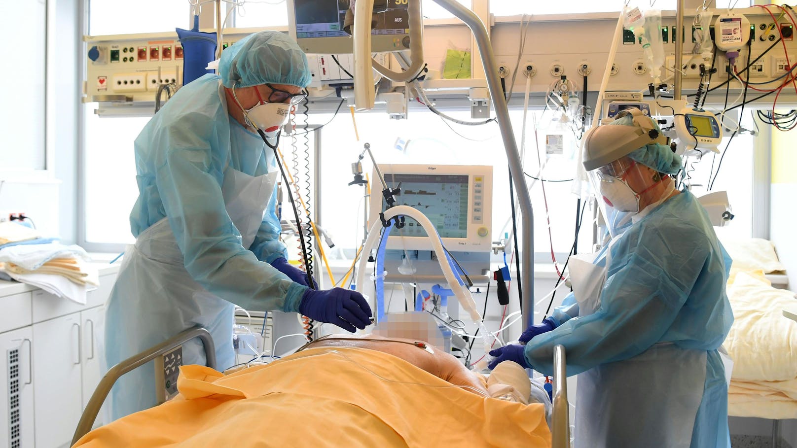 Ein Corona-Patient wird auf einer Intensivstation medizinisch versorgt.