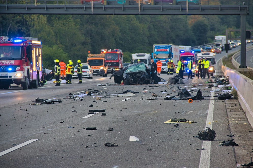 Die Autobahn 5 in Deutschland gleicht nach nach einem Unfall einem Trümmerfeld. 