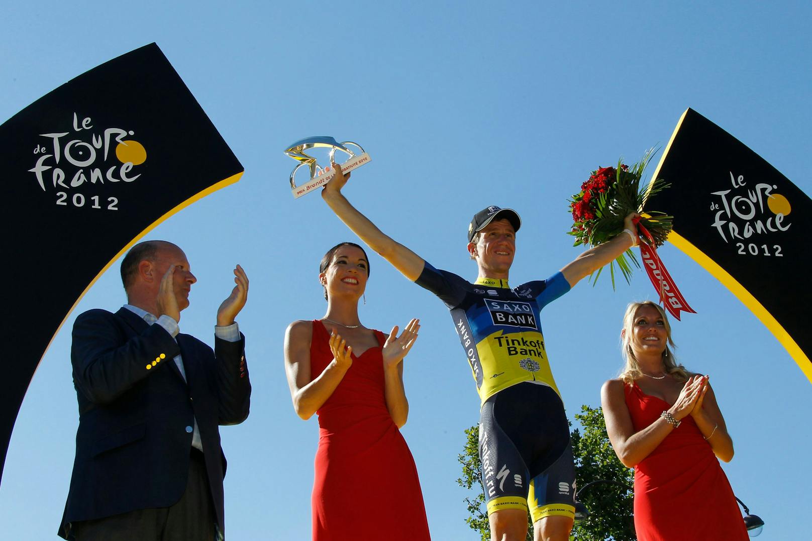 Chris Anker Sörensen jubelte 2012 bei der Tour der France nach der 20. Etappe auf dem Podium.