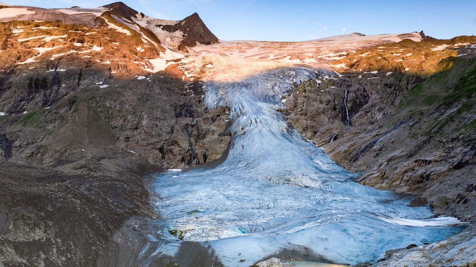 Die Alpengletscher (im Bild der Gletscher Schlatenkees im Nationalpark Hohe Tauern)&nbsp; haben in den letzten 100 Jahren aufgrund steigender Temperaturen und unterschiedlicher Regen- und Schneefälle bereits 50 Prozent ihres Eises verloren.<br>