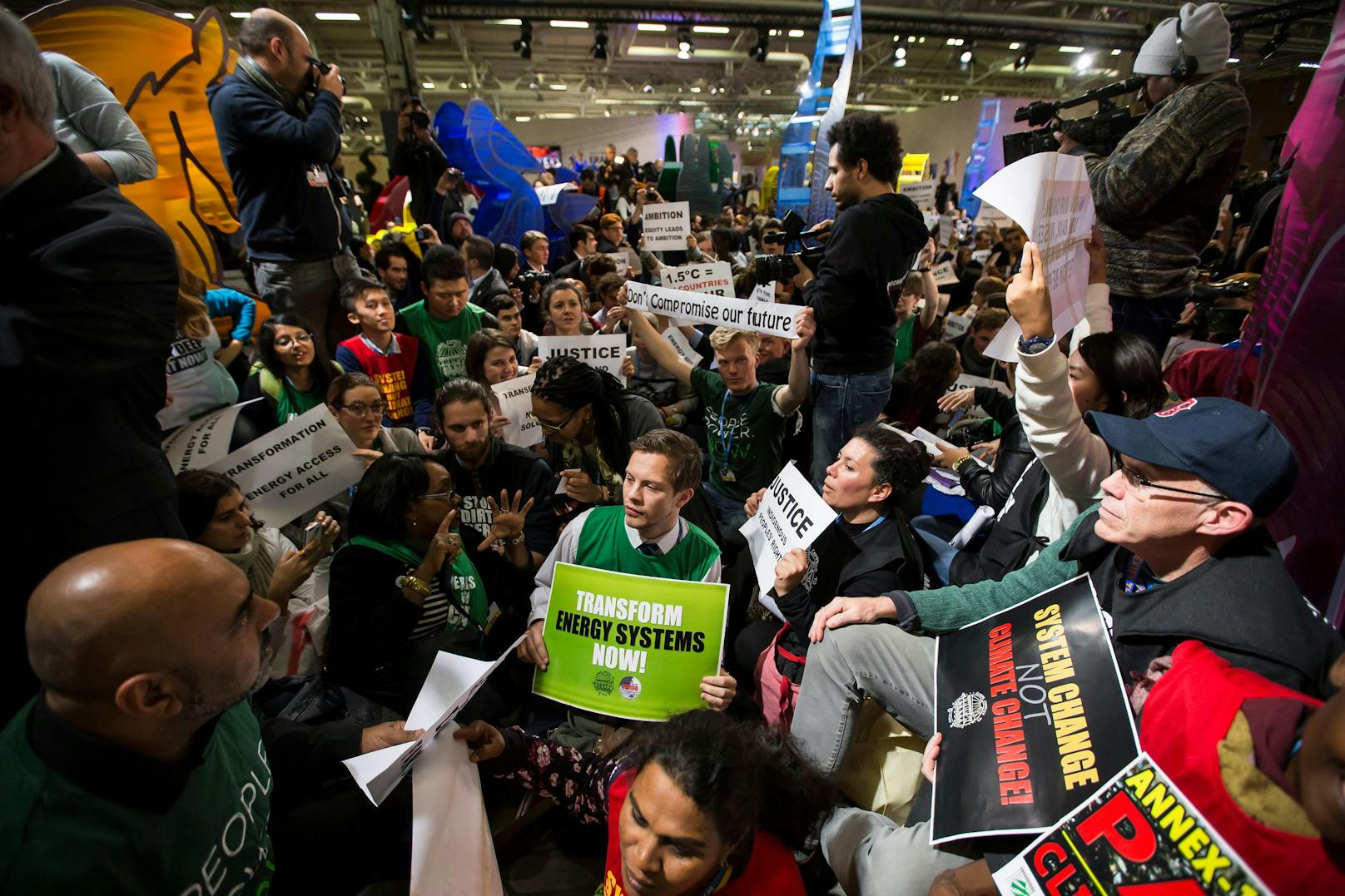 NGO-Vertreter und Aktivisten demonstrieren am Eingang der Plenarsitzung in Le Bourget, nördlich von Paris. Die 21. Vertragsstaatenkonferenz (COP21) fand im Dezember 2015 in Paris statt, um ein internationales Abkommen zur Begrenzung der Treibhausgasemissionen und zur Eindämmung des Klimawandels zu erzielen.