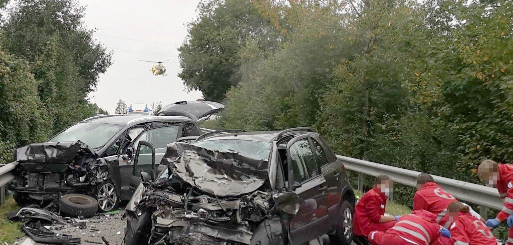 Die beiden Unfallfahrzeuge wurden komplett demoliert.