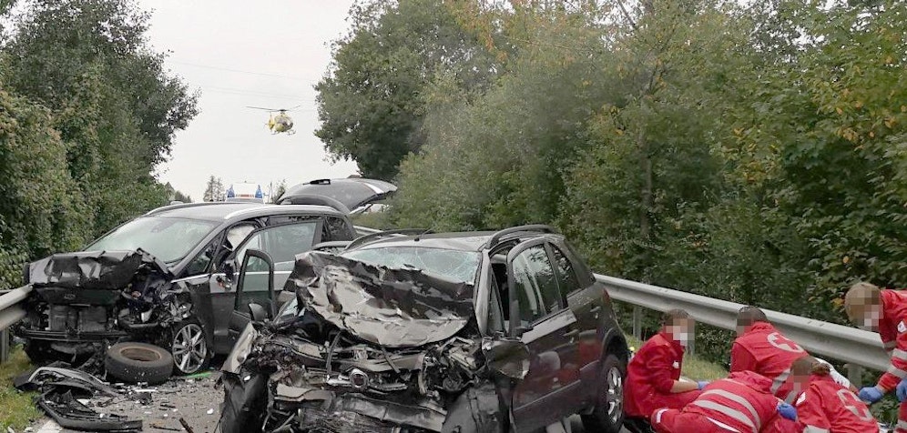 Die beiden Unfallfahrzeuge wurden komplett demoliert.