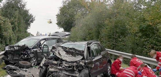 Die beiden Unfallfahrzeuge wurden komplett demoliert.
