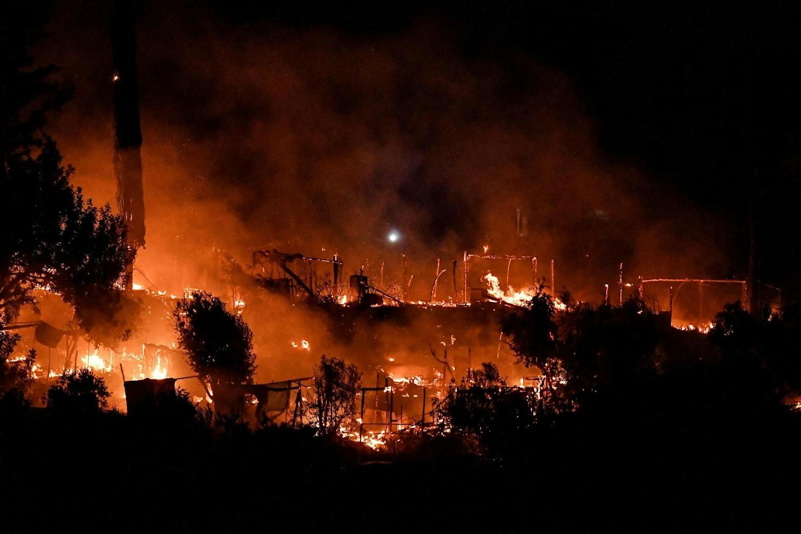 Kurz vor der Räumung: Flüchtlingscamp auf der Insel Samos steht in Flammen. (19. September 2021)