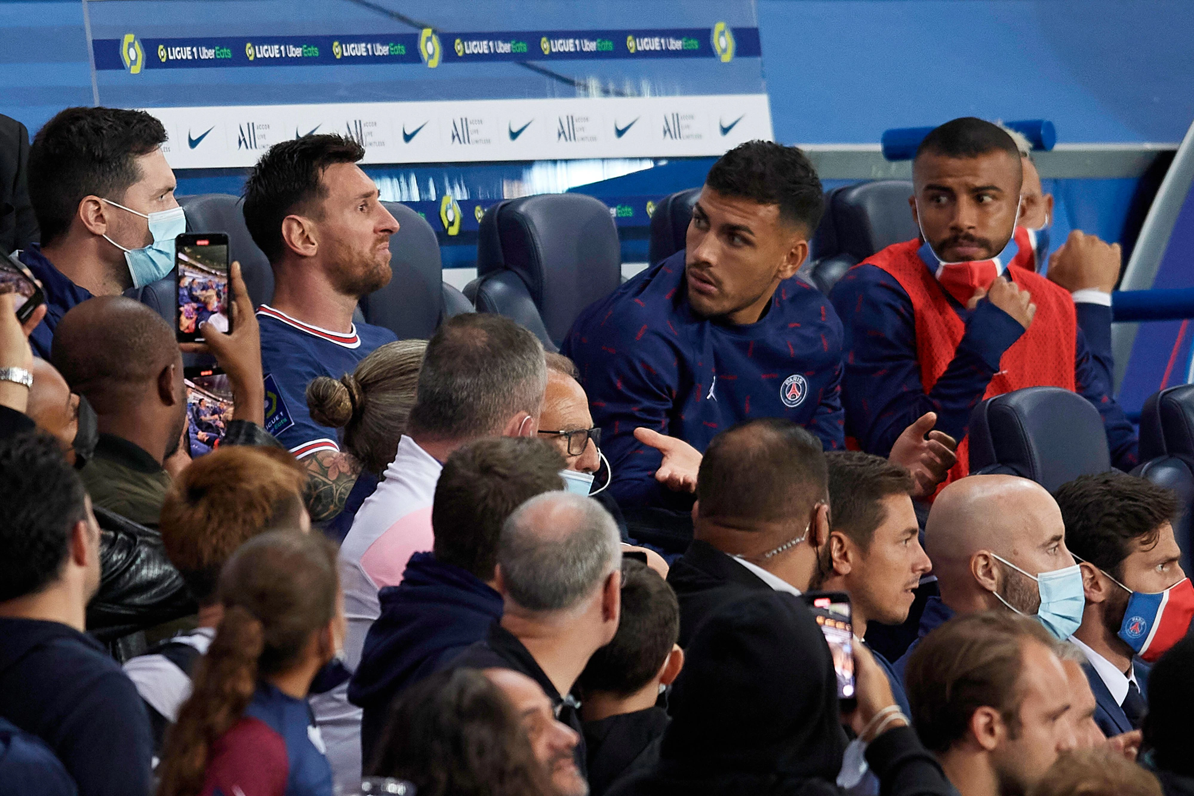 Messi schmollt auf der Ersatzbank. Sein Nationalteam-Kollege Leandro Paredes kann seine Auswechslung offenbar auch nicht verstehen. Ärger für Pochettino ist vorprogrammiert!