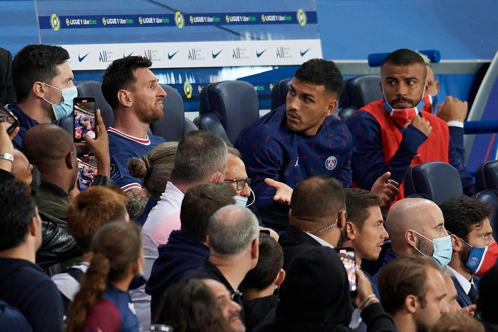 Lionel Messi schmollt auf der Ersatzbank. Sein Nationalteam-Kollege Leandro Paredes kann seine Auswechslung offenbar auch nicht verstehen.