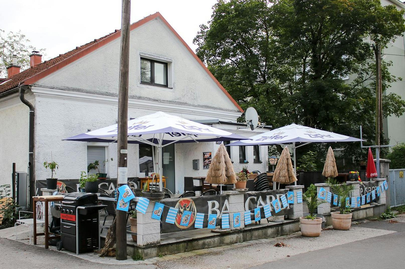 Der Gastgarten des Lokals in Linz-Kleinmünchen, der von Fußball-Fans gestürmt wurde.