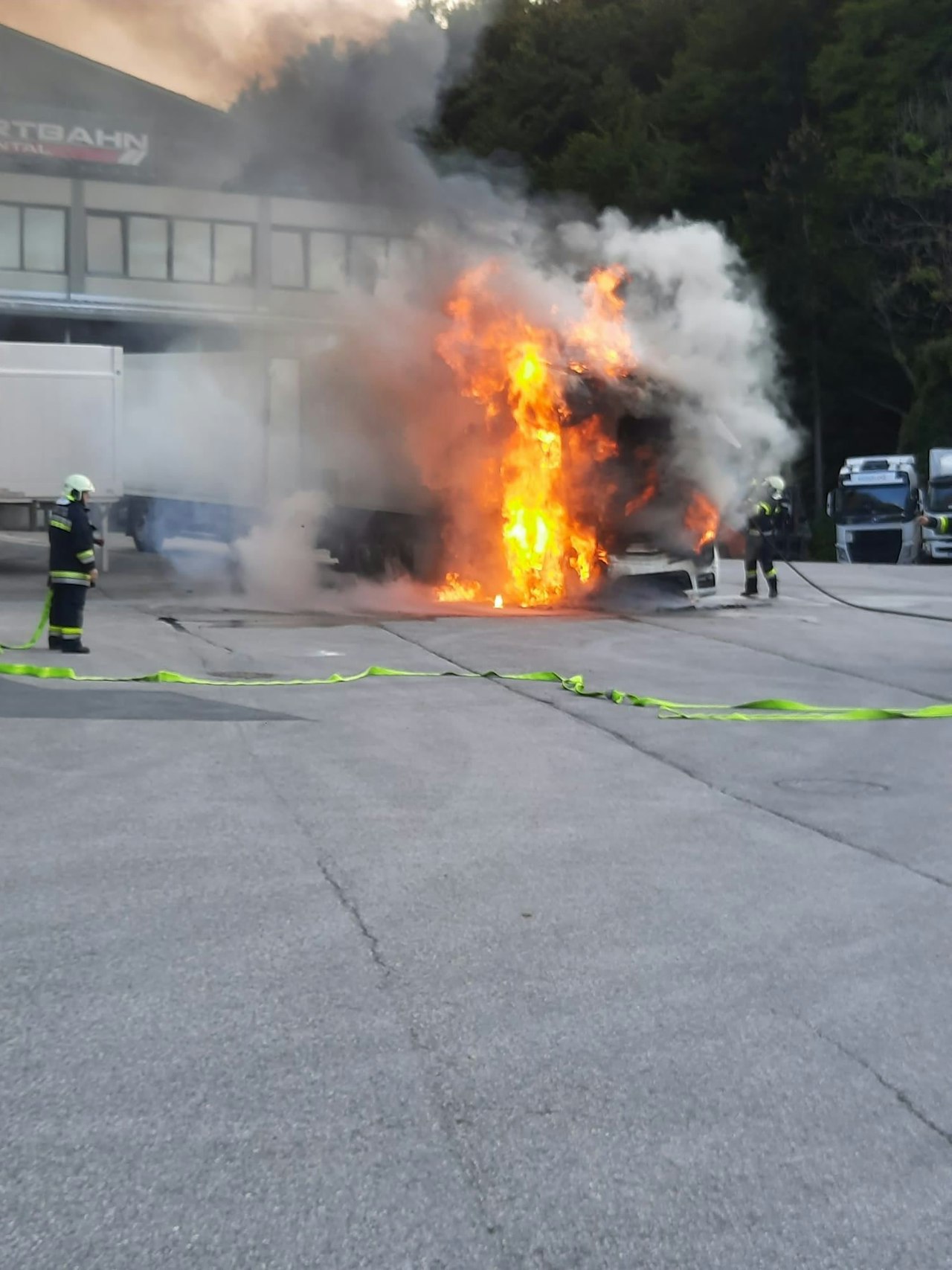 Heute.at - Benzinleitung undicht – Lkw ging in Flammen auf