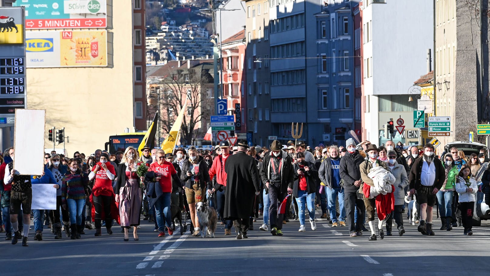 Obwohl Demos gegen die Corona-Maßnahmen am 20. Februar in Innsbruck untersagt worden waren, gingen rund 1.000 Personen auf die Straße.