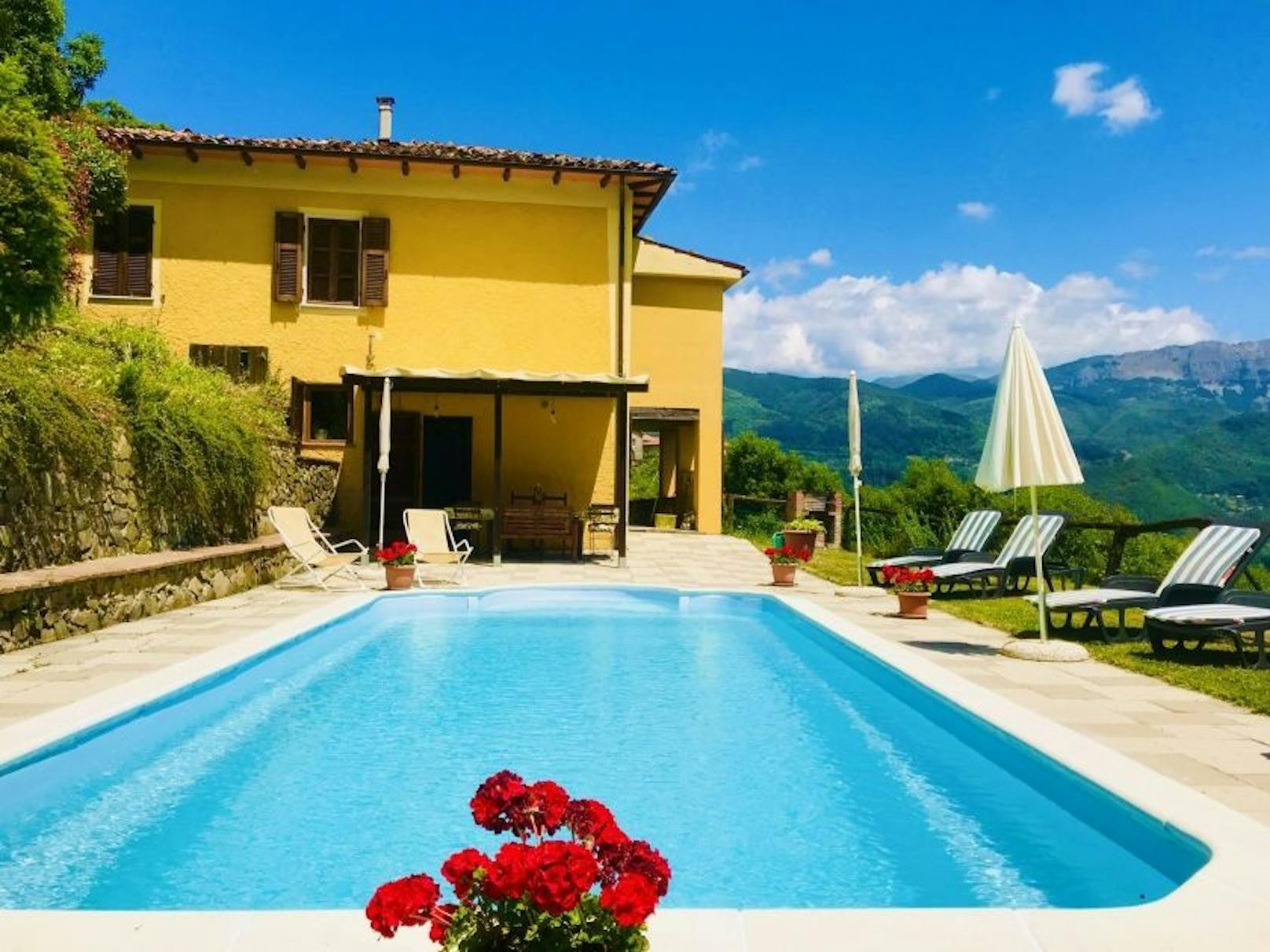 Das Anwesen mit vier Schlafzimmern und vier Badezimmern sowie Pool befindet sich in Garfagnana.