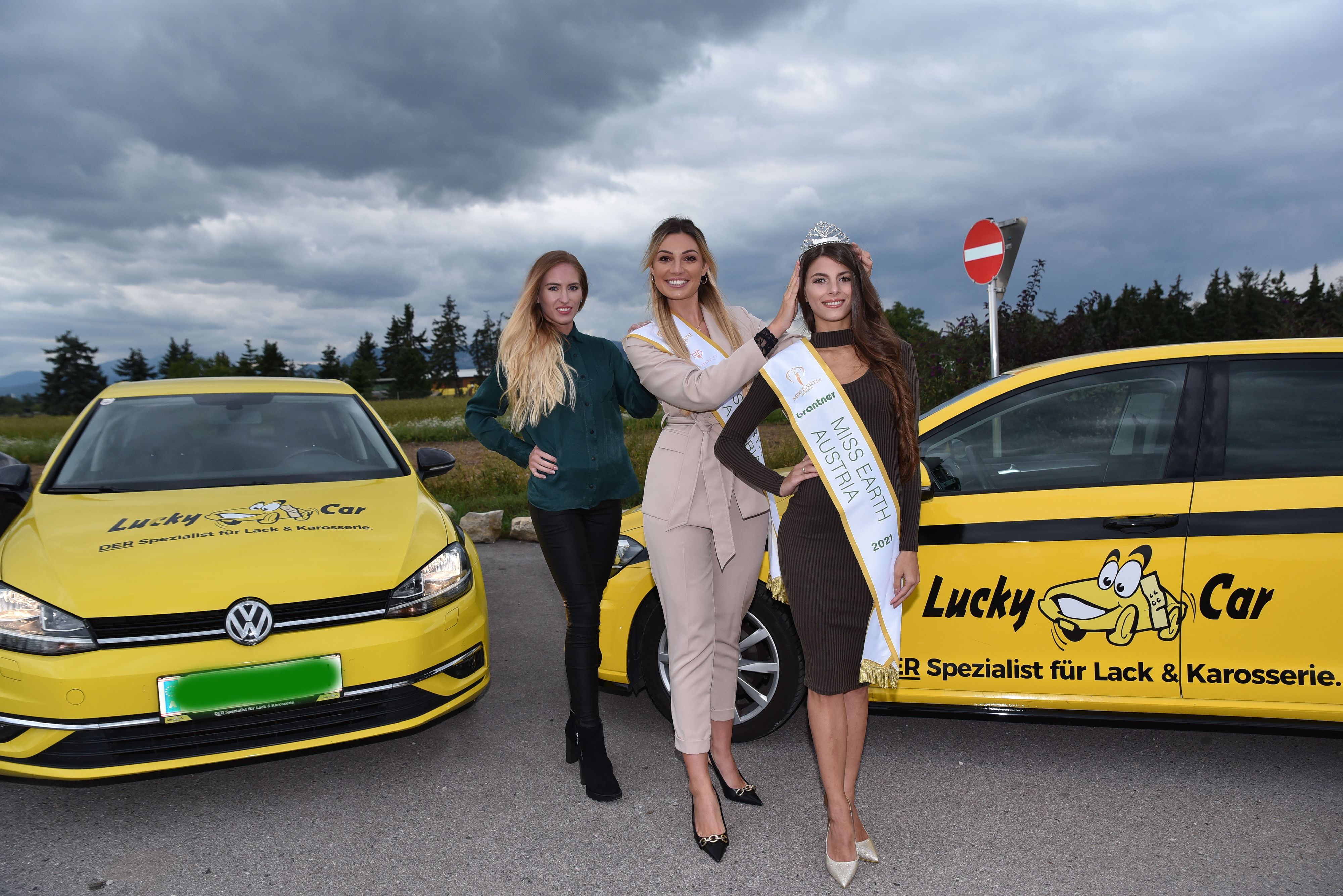 Miss Earth Austria Klaudia Bleimer gibt ihr Krönchen an Enya Rock weiter. 