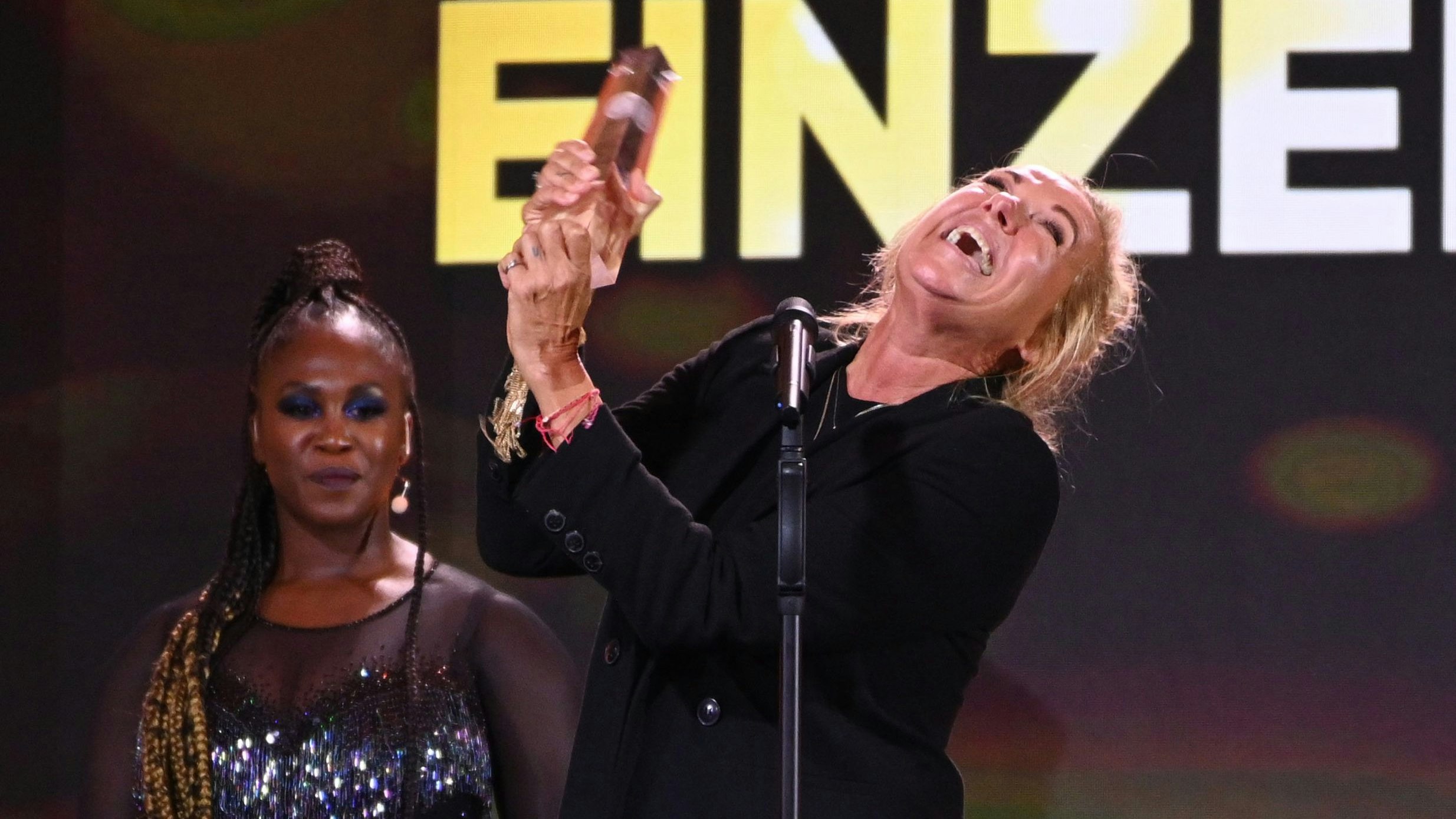 Download von www.picturedesk.com am 20.09.2021 (15:11).  16 September 2021, North Rhine-Westphalia, Cologne: Presenter Andrea Kiewel (r) receives the award in the category "Best Presentation/Entertainment" at the 2021 German Television Awards ceremony at the Tanzbrunnen. The German Television Prize has been awarded since 1999 in recognition of outstanding achievements in television. Photo: Henning Kaiser/dpa - 20210916_PD9196 - Rechteinfo: Rights Managed (RM)