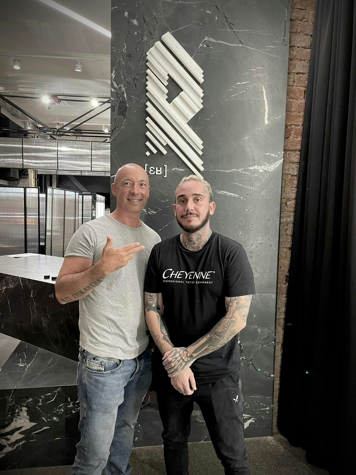 Leberkas Pepi Mario Scheday und Tattoo-Artist Marcel Schranz