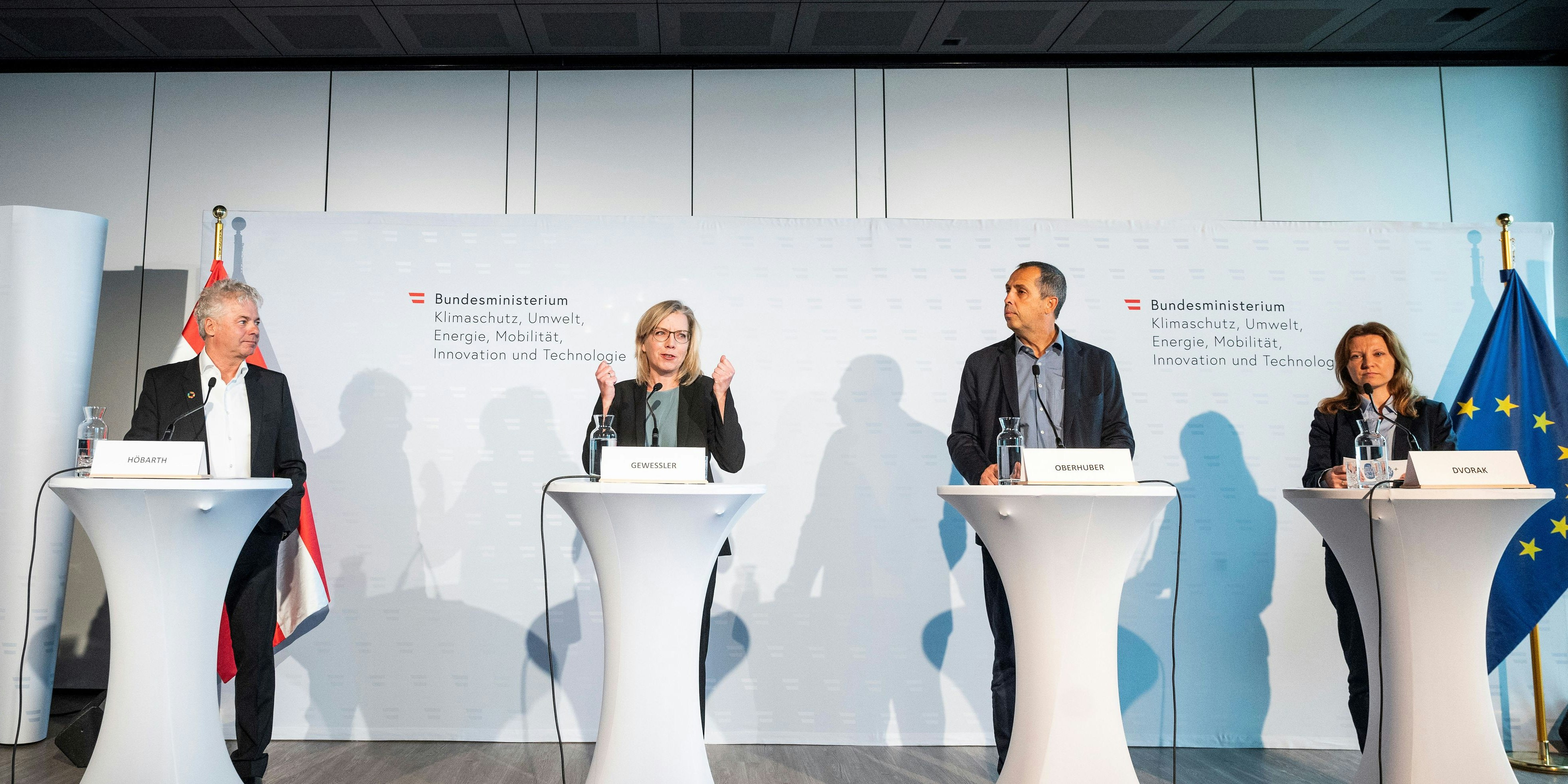 Download von www.picturedesk.com am 20.09.2021 (12:13).  VIENNA, AUSTRIA - SEPTEMBER 20: Managing Director of the Climate and Energy Fund Ingmar Hoebarth, Minister for infrastructure Leonore Gewessler (Green Party), Managing Director of Energie Tirol Bruno Oberhuber and Head of the Energy Communities Coordination Office Eva Dvorak at the presentation of the advisory service for energy communities, which enables the recently passed Renewable Energy Expansion Act ( Erneuerbaren-Ausbau-Gesetz (EAG)). At Haus des Meeres on September 20, 2021 in Vienna, Austria .WIEN, OESTERREICH - 20. SEPTEMBER: Geschaeftsfuehrer des Klima- und Energiefonds Ingma Hoebarth, Infrastrukturministerin Leonore Gewessler (Gruene), Geschaeftsfuehrer von Energie Tirol Bruno Oberhuber und Leiterin der Koordinierungsstelle Energiegemeinschaften Eva Dvorak bei der Praesentation der Beratungsstelle fuer Energiegemeinschaften, welche das vor kurzem beschlossene Erneuerbaren-Ausbau-Gesetz (EAG) ermoeglicht. Im Hauss des Meeres am 20. September 2021 in Wien, Oesterreich.210920_SEPA_32_001 - 20210920_PD0760 - Rechteinfo: Rights Managed (RM)