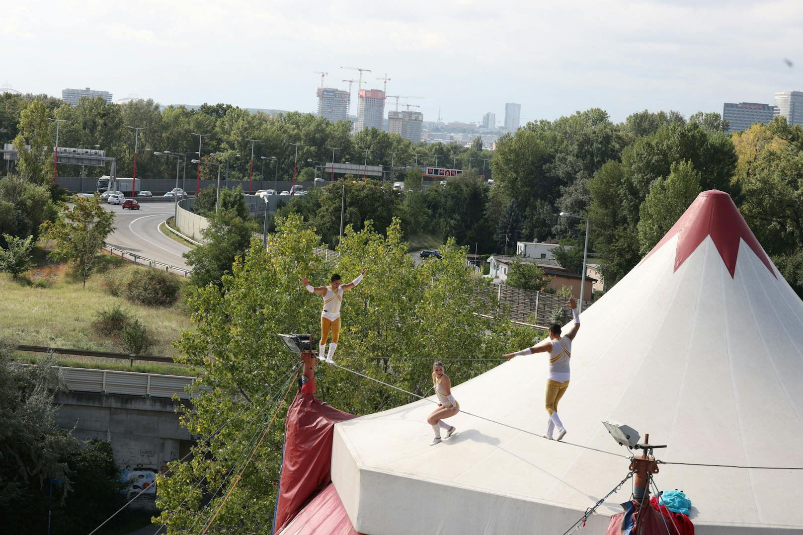 Der Circus Louis Knie präsentiert dem Wiener Publikum neue, akrobatische Kunststücke. "Mange frei" heißt es ab 22. September an der Donaumarina in Leopoldstadt.