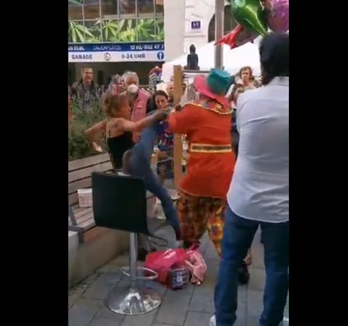 Wilde Szenen in der Neubaugasse: Ein Clown und eine Frau gehen aufeinander los.