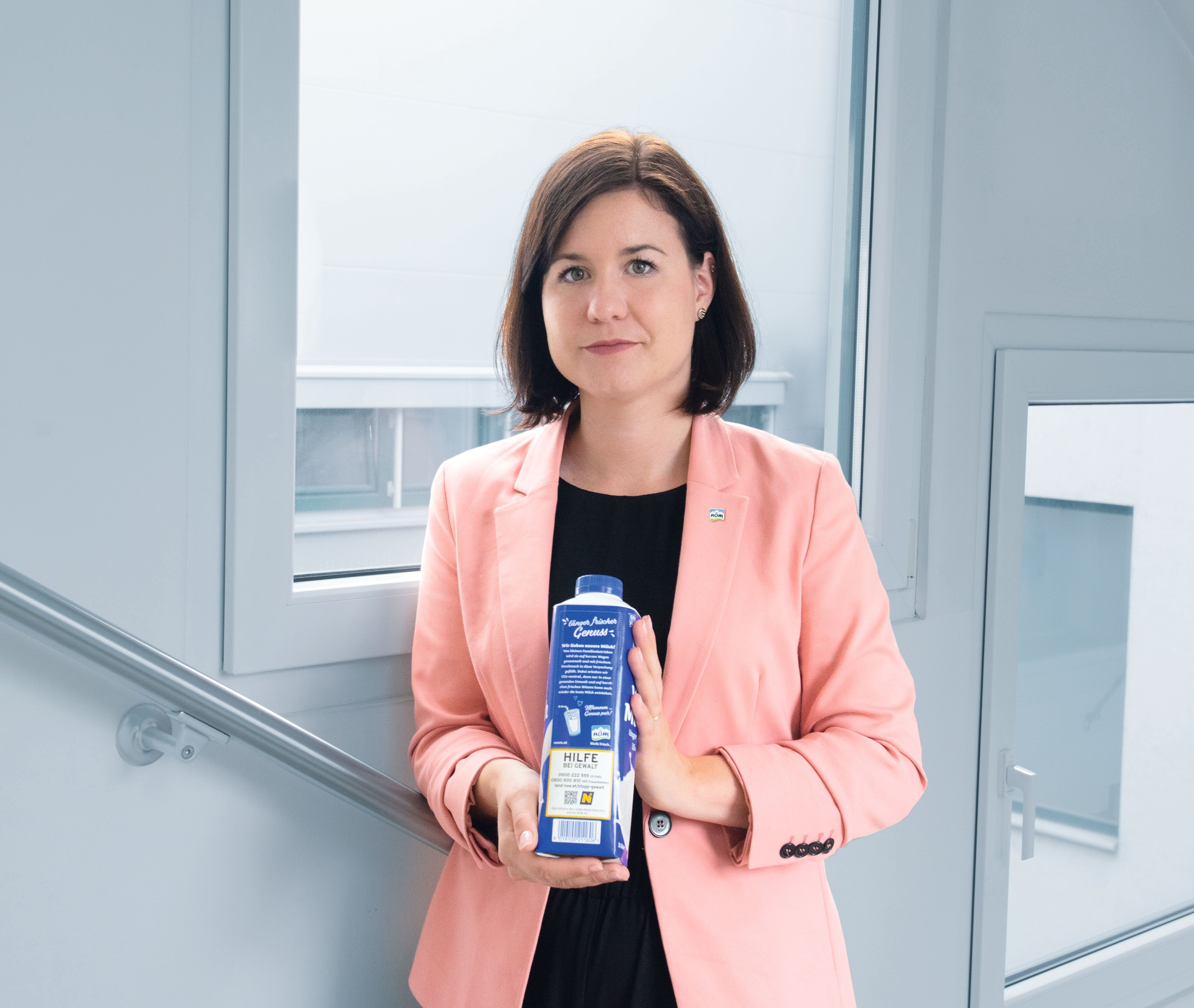 Veronika Breyer, Marketingleiterin der NÖM AG mit der Packung auf der die Notrufnummer zu sehen ist. ©NM AG