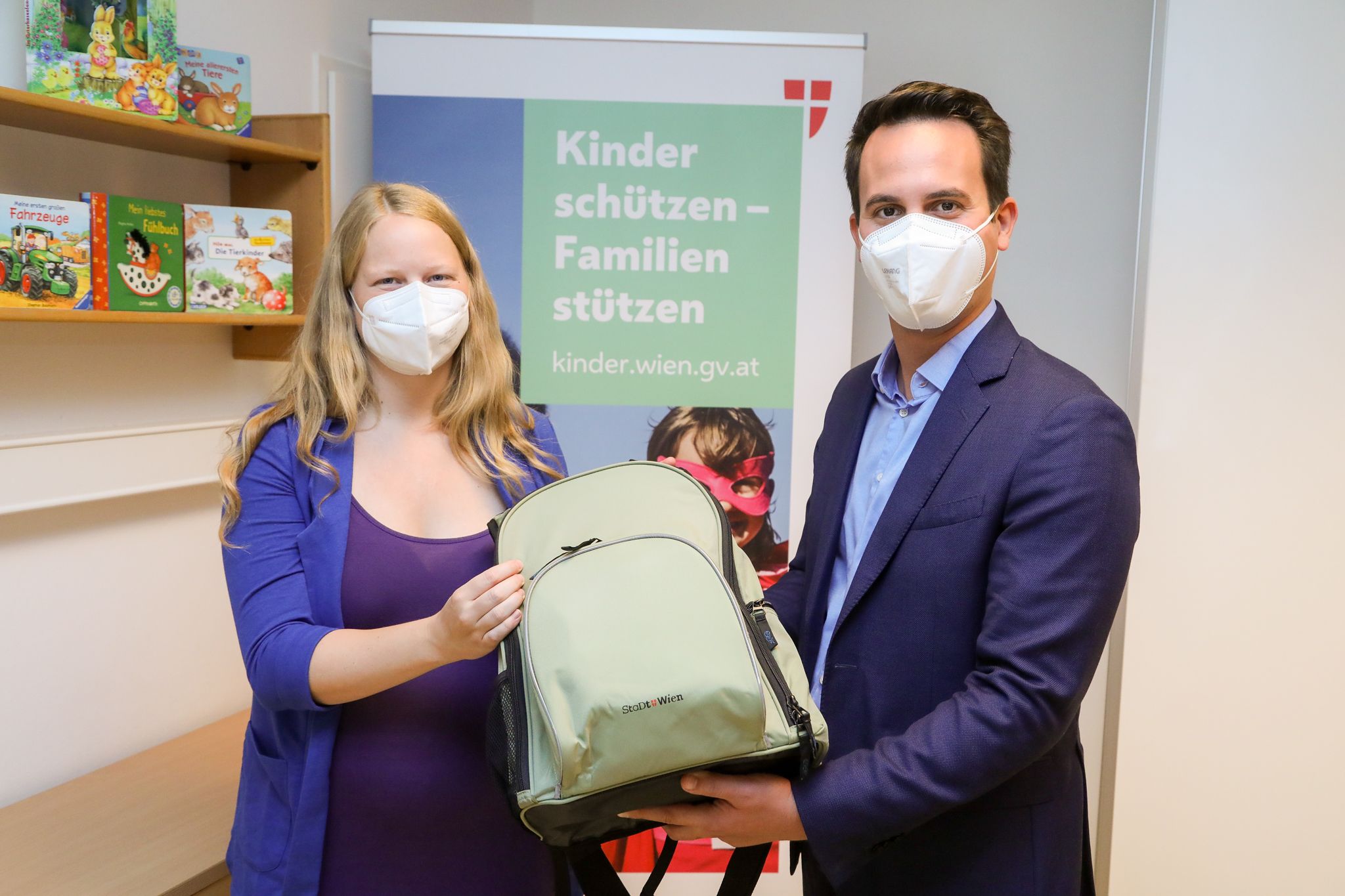 Am heutigen Weltkindertag übergab Vizebürgermeister Christoph Wiederkehr (Neos) an Bald-Mama Michaela Bauer den 5.000 Wickelrucksack des heurigen Jahres.