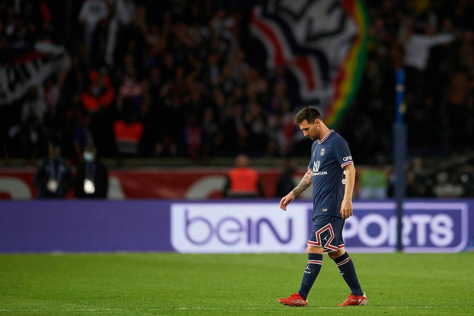 Sechs Spiele, sechs PSG-Siege – und doch ist Messi niedergeschlagen. Der Superstar wartet auf sein erstes Tor, wird nach 76 Minuten gegen Lyon ausgetauscht.