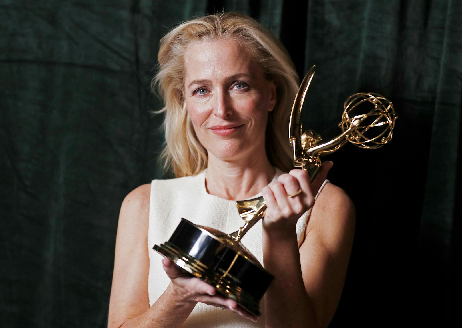 "The Crown" ging mit sieben Emmys als der große Gewinner hervor. Hier: Gillian Anderson mit ihrem Emmy für die beste Nebendarstellerin einer Dramaserie.