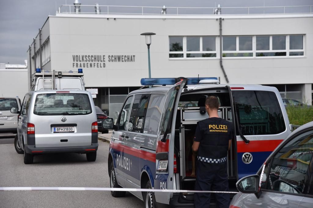 Die Einsatzkräfte vor Ort in Schwechat.