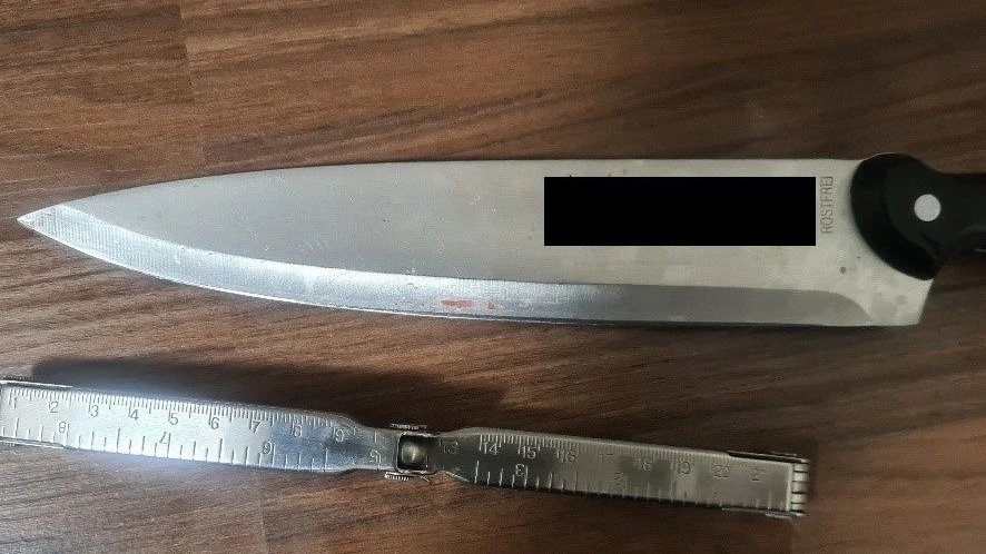Der Mann soll seine Ehefrau und die beiden Kinder mit diesem Messer bedroht haben.