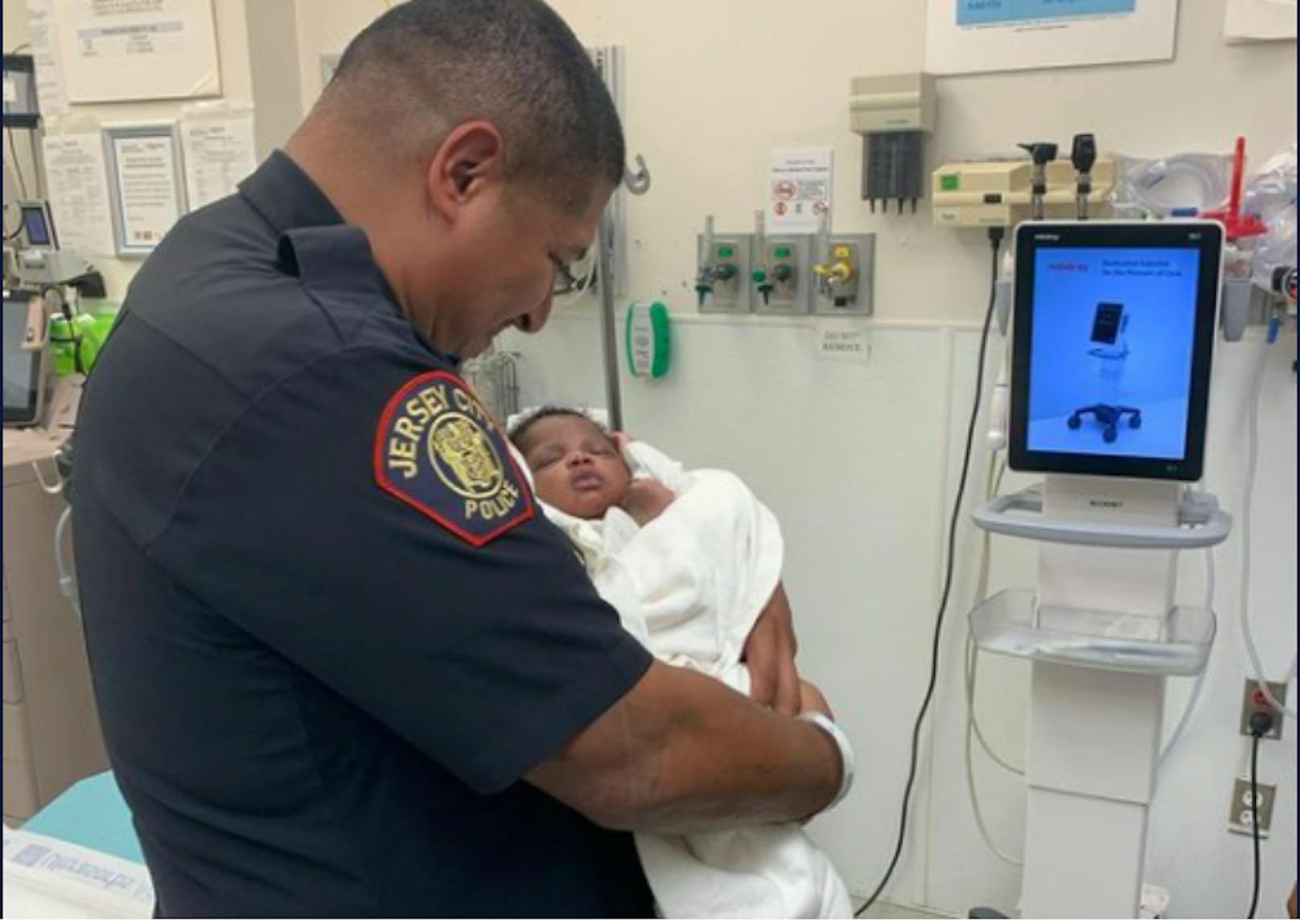 Ein US-Polizist hat ein Baby aufgefangen, nachdem es aus dem ersten Stock eines Gebäudes in Jersey City geworfen wurde...
