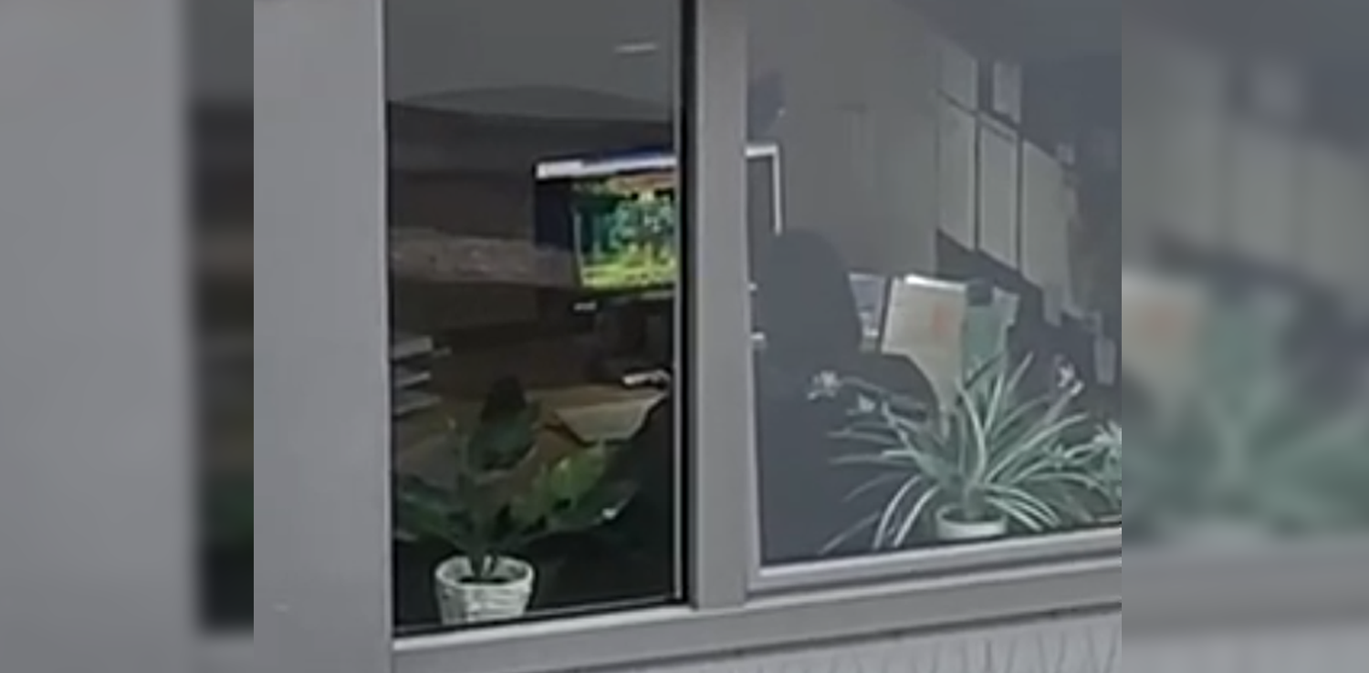 Diesem AMS-Mitarbeiter war scheinbar langweilig im Büro.