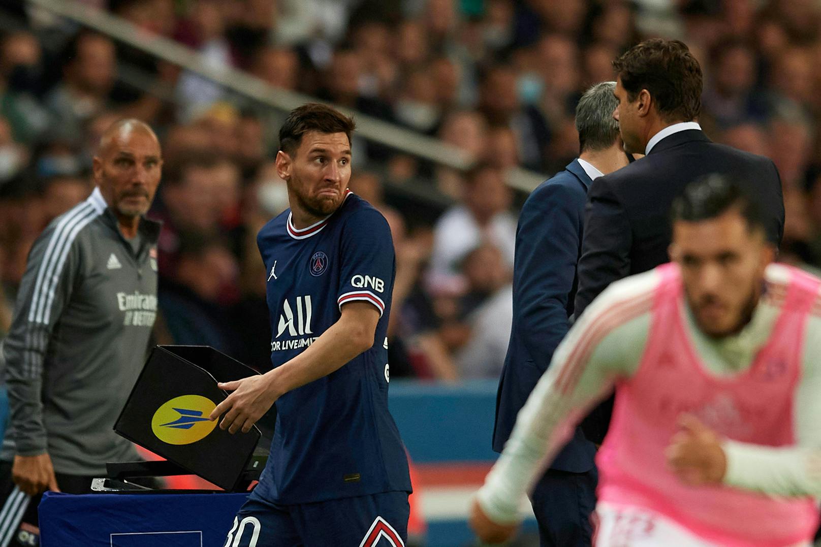 Trainer Mauricio Pochettino nimmt Messi vom Feld. Der Argentinier verweigert seinem Landsmann den Handschlag. Dicke Luft in Paris!