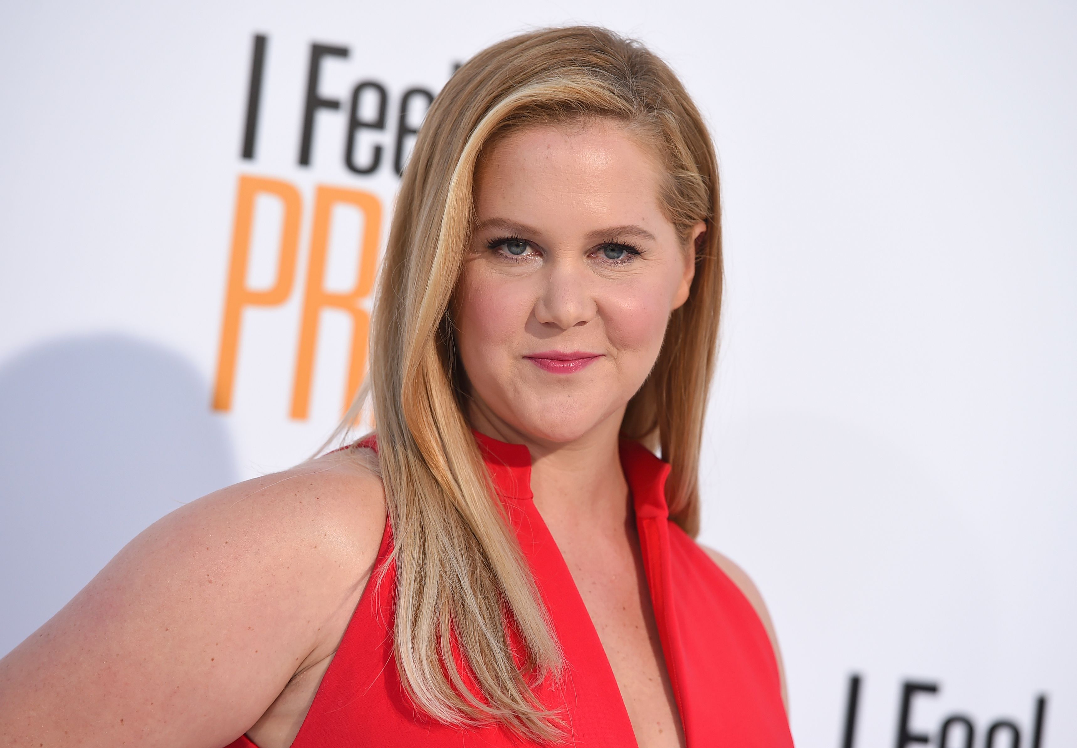 Download von www.picturedesk.com am 20.09.2021 (10:59).  FILE - In this April 17, 2018 file photo, Amy Schumer arrives at the world premiere of "I Feel Pretty" at the Westwood Village Theater in Los Angeles. Schumer announced sheÄôs pregnant with husband Chris Fischer. She broke her baby news Monday on the Instagram stories of friend and journalist Jessica Yellin. (Photo by Jordan Strauss/Invision/AP, File) - 20180418_PD18394 - Rechteinfo: Rights Managed (RM)