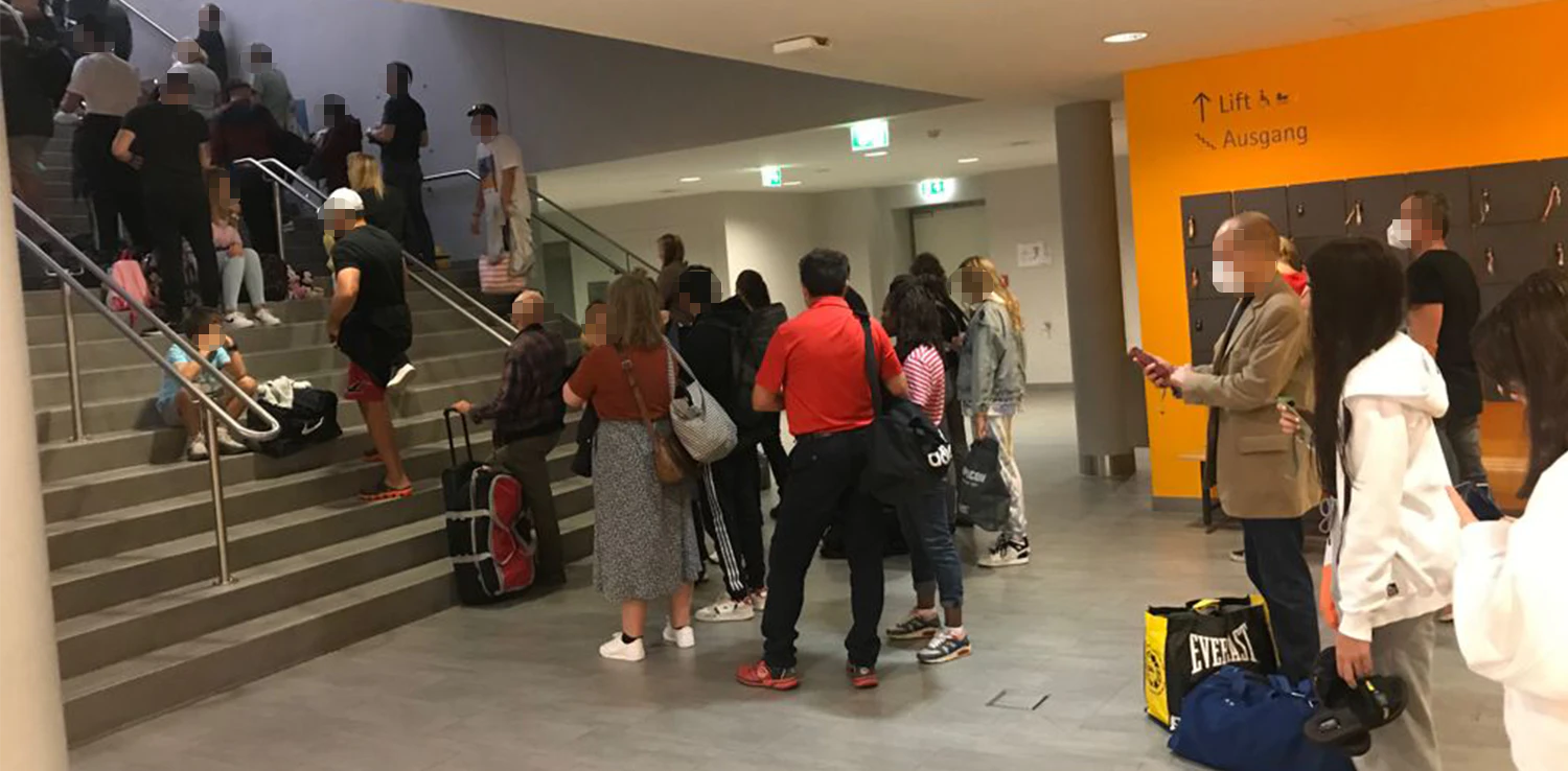 Die Wartezeit, um die Therme zu verlassen, betrug rund eine Stunde.