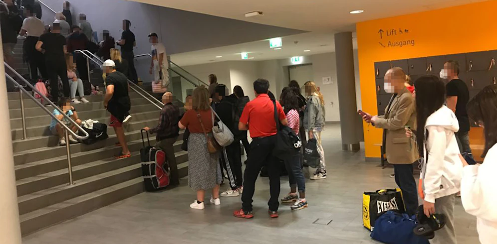 Die Wartezeit, um die Therme zu verlassen, betrug rund eine Stunde.